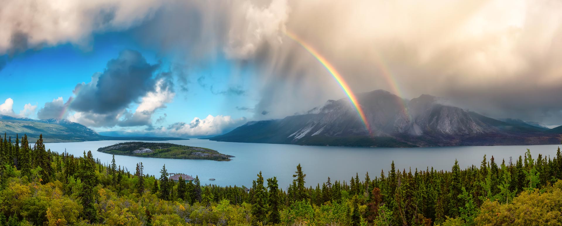 panoramic-view-canadian-nature-mountains-and-lak-2025-03-14-15-19-36 People in front of mountains